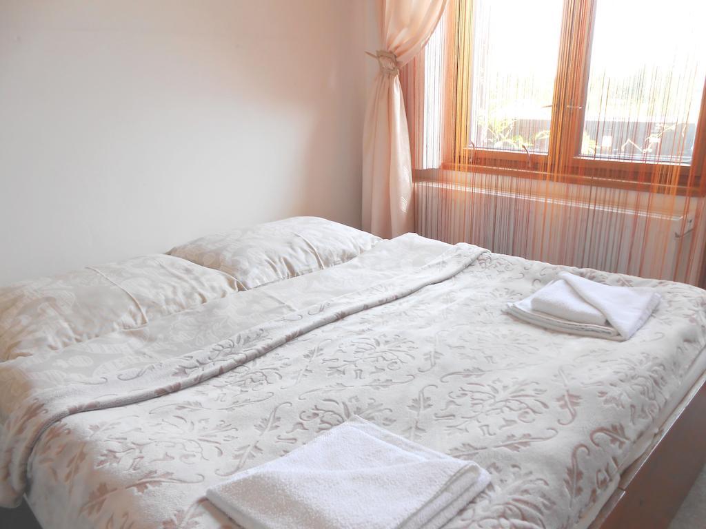 White Rabbit Hall Otel Poděbrady Oda fotoğraf