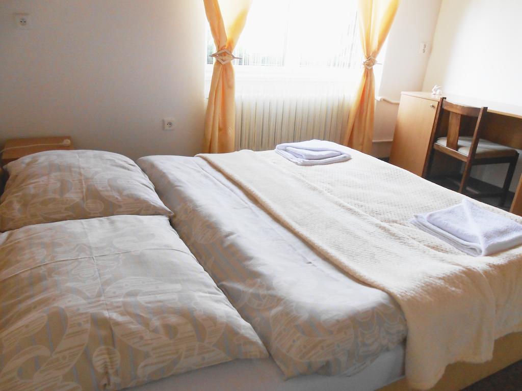 White Rabbit Hall Otel Poděbrady Oda fotoğraf