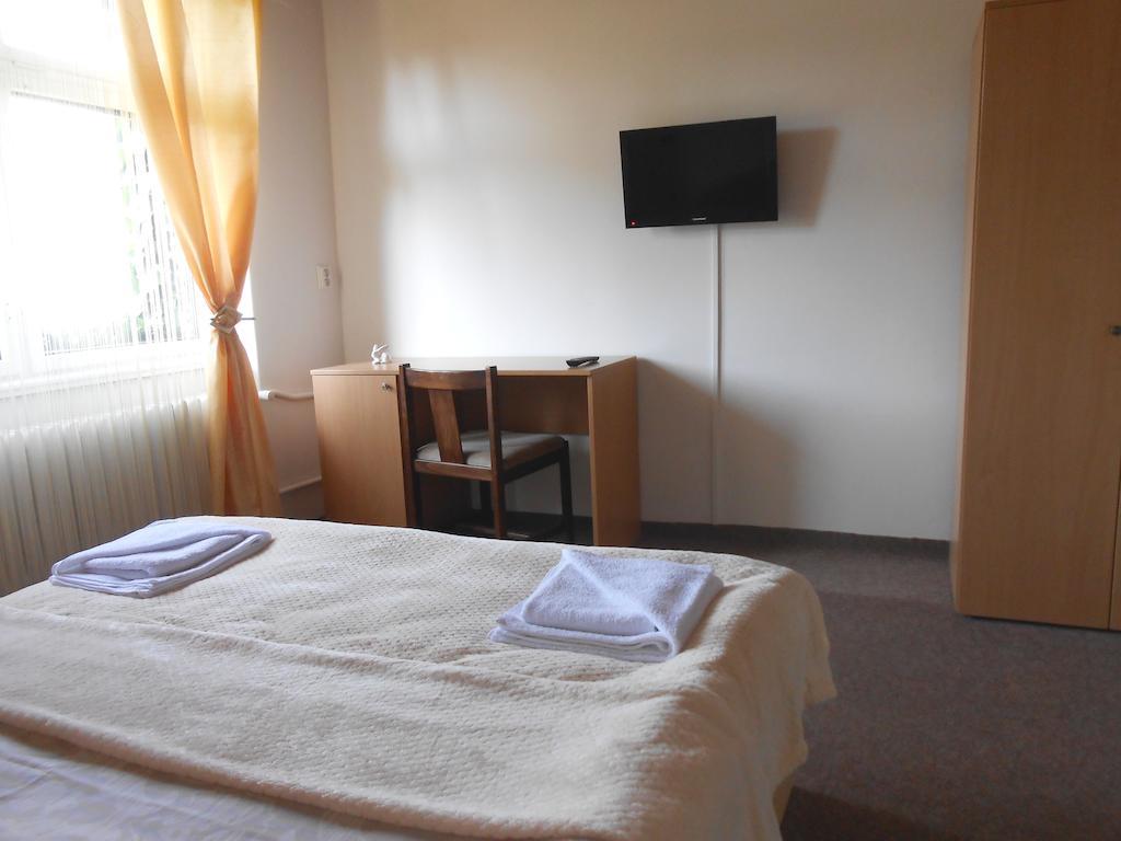 White Rabbit Hall Otel Poděbrady Oda fotoğraf