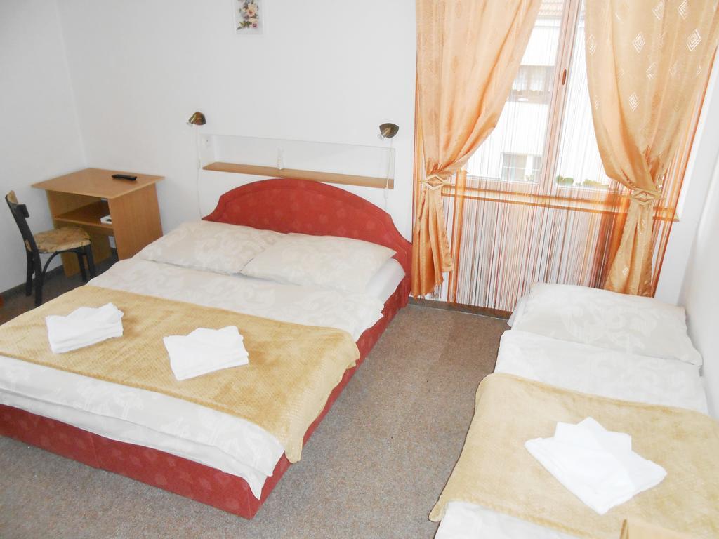 White Rabbit Hall Otel Poděbrady Oda fotoğraf