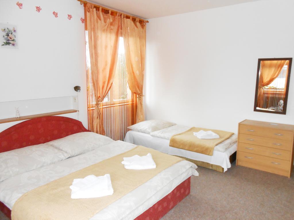 White Rabbit Hall Otel Poděbrady Oda fotoğraf