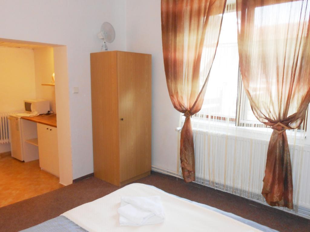White Rabbit Hall Otel Poděbrady Oda fotoğraf